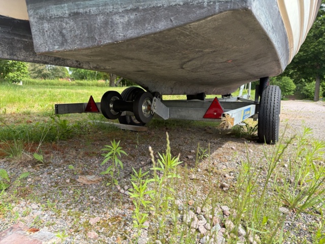 1516334-8 Båt med hytt och trailer - MCB 525 (Reparationsobjekt)