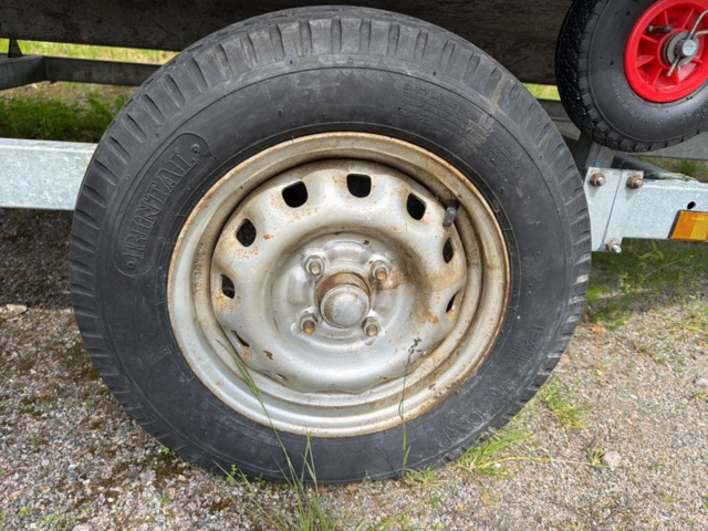 1516334-9 Båt med hytt och trailer - MCB 525 (Reparationsobjekt)