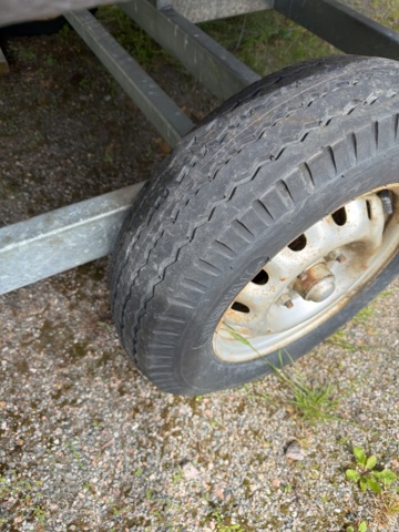 1516334-10 Båt med hytt och trailer - MCB 525 (Reparationsobjekt)