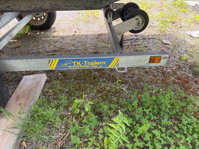 1516334-12 Båt med hytt och trailer - MCB 525 (Reparationsobjekt)