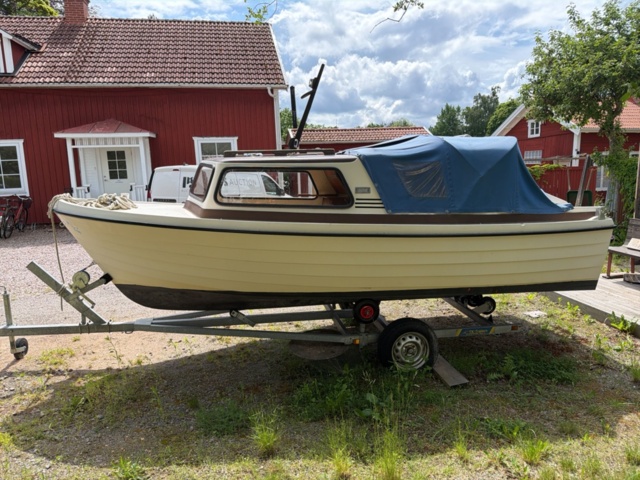 1516334-13 Båt med hytt och trailer - MCB 525 (Reparationsobjekt)