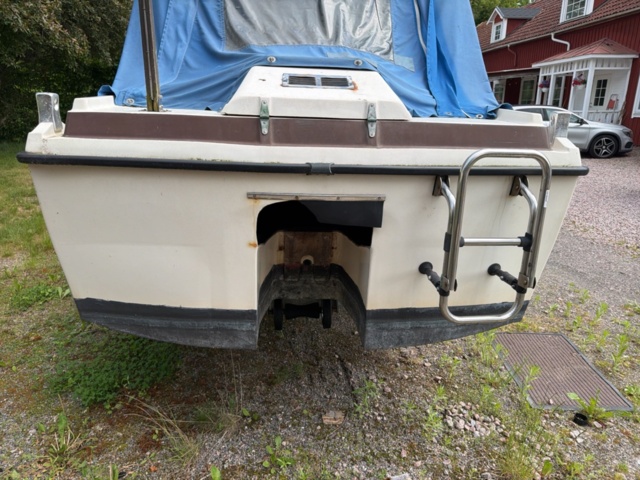 1516334-19 Båt med hytt och trailer - MCB 525 (Reparationsobjekt)