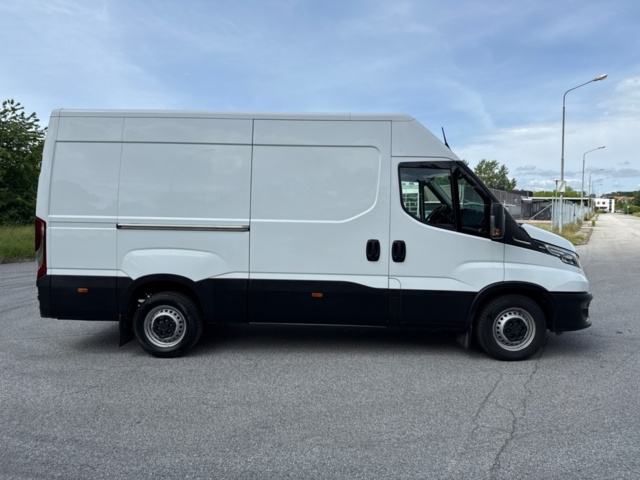 1368085-4 Iveco Daily 35-140 Skåpbil 2.3 JTD Hi-Matic, 136hk, -2023