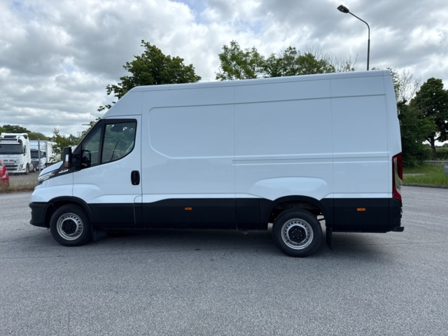 1368085-8 Iveco Daily 35-140 Skåpbil 2.3 JTD Hi-Matic, 136hk, -2023