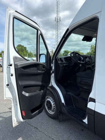 1368085-21 Iveco Daily 35-140 Skåpbil 2.3 JTD Hi-Matic, 136hk, -2023