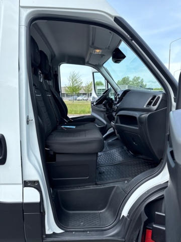 1368085-24 Iveco Daily 35-140 Skåpbil 2.3 JTD Hi-Matic, 136hk, -2023