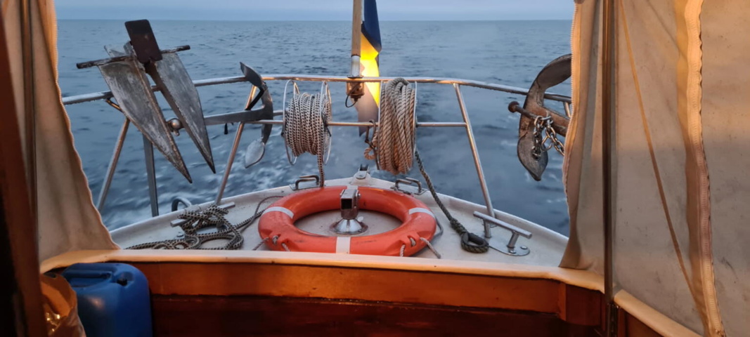 1529718-13 Oak boat with wheelhouse and interior – "The Penguin"