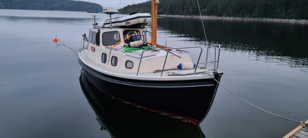 1529718-5 Oak boat with wheelhouse and interior – "The Penguin"