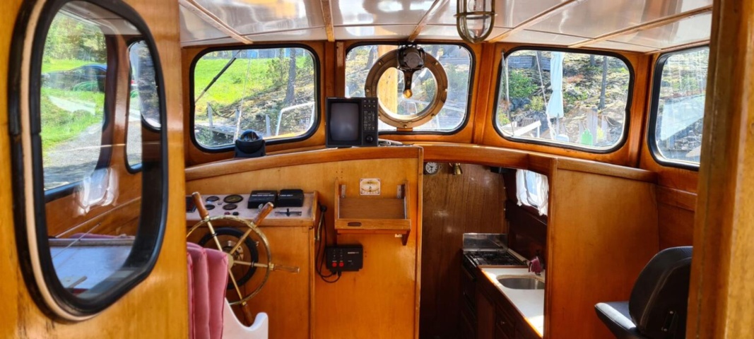 1529718-18 Oak boat with wheelhouse and interior – "The Penguin"