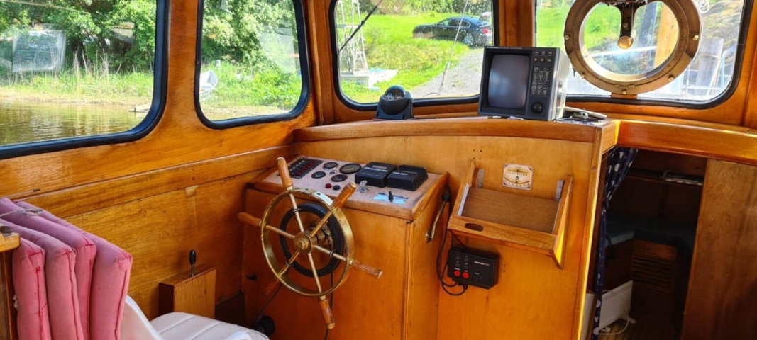 1529718-19 Oak boat with wheelhouse and interior – "The Penguin"