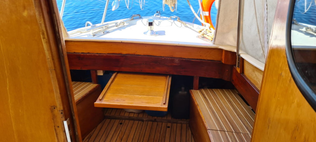 1529718-24 Oak boat with wheelhouse and interior – "The Penguin"