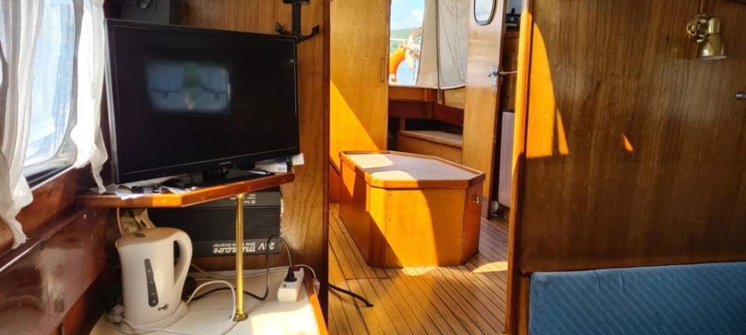 1529718-22 Oak boat with wheelhouse and interior – "The Penguin"