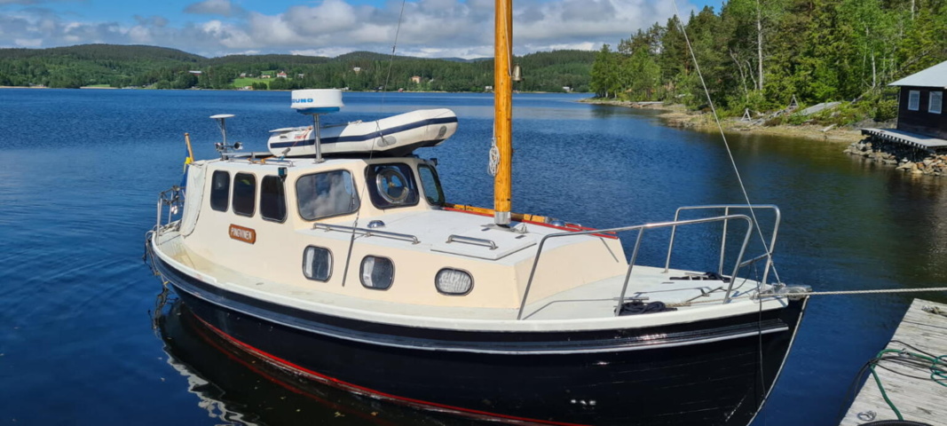 1529718-3 Oak boat with wheelhouse and interior – "The Penguin"