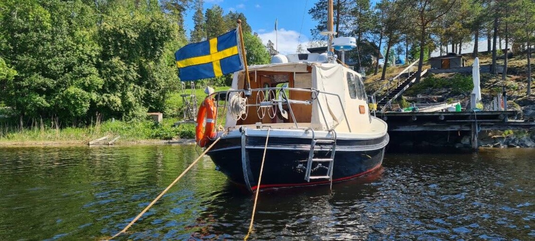 1529718-6 Oak boat with wheelhouse and interior – "The Penguin"