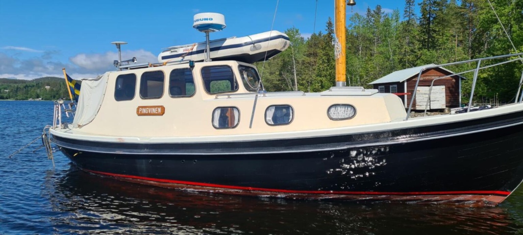 1529718-2 Oak boat with wheelhouse and interior – "The Penguin"