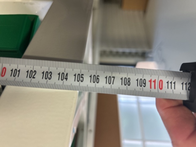 1521875-32 Förvaringshyllor med innehåll