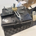 1521906-1 Projektor med eldriven duk