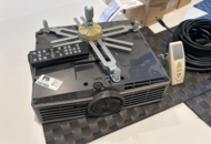 1521906 Projektor med eldriven duk