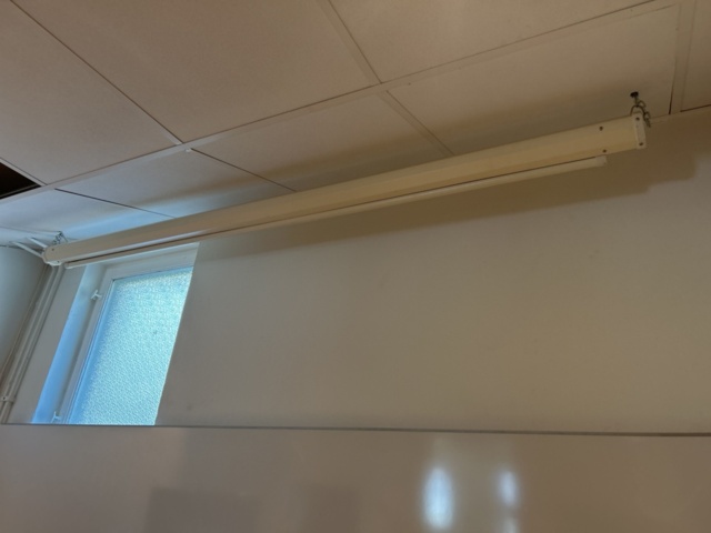 1521906-2 Projektor med eldriven duk
