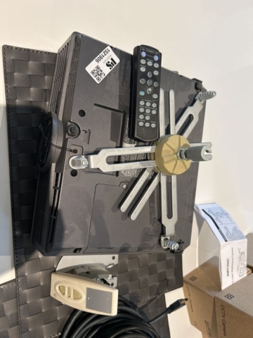 1521906-4 Projektor med eldriven duk
