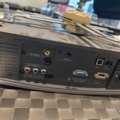 1521906-7 Projektor med eldriven duk