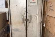 1405940 Robust metallskåp