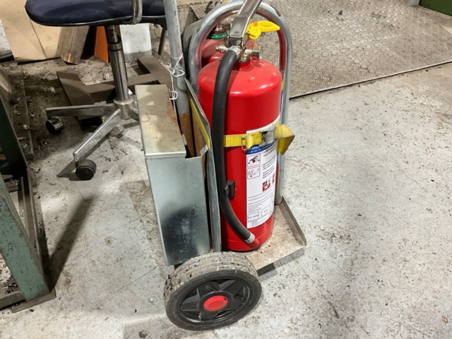1452180-2 Brandsläckare 2 st på kärra