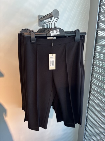1447169-1 Parti med Dam / Herrkläder från klädbutik