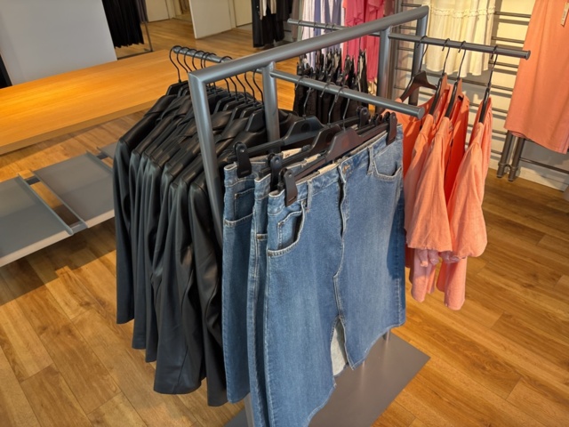 1447169-5 Parti med Dam / Herrkläder från klädbutik