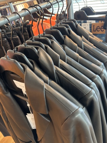 1447169-7 Parti med Dam / Herrkläder från klädbutik