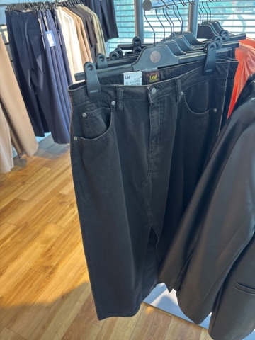 1447169-8 Parti med Dam / Herrkläder från klädbutik