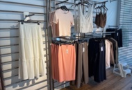 1447169 Lot of Women's / Men's clothing from clothing store