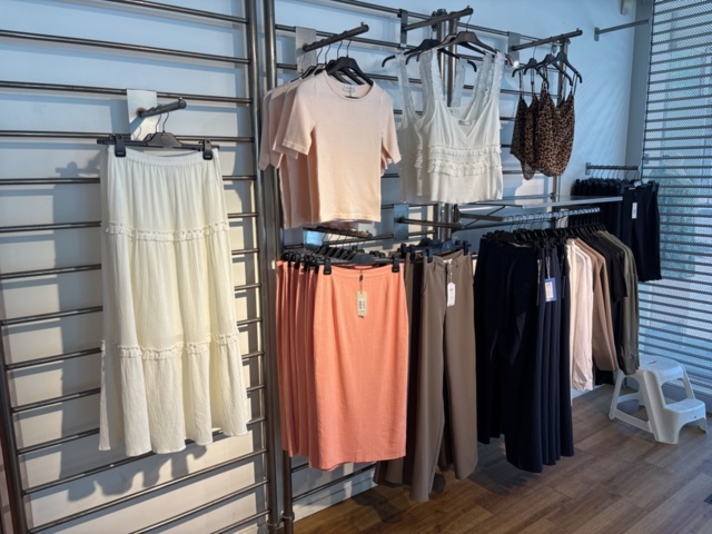 1447169-9 Parti med Dam / Herrkläder från klädbutik