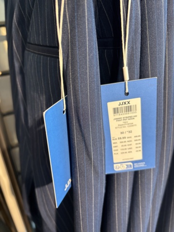 1447169-12 Parti med Dam / Herrkläder från klädbutik