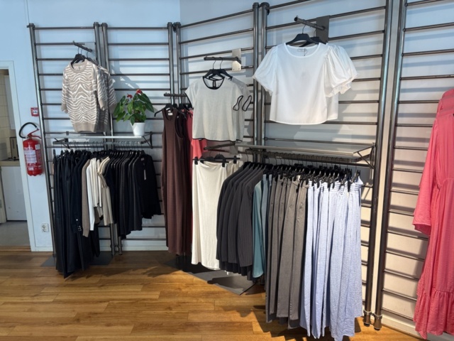 1447169-16 Parti med Dam / Herrkläder från klädbutik