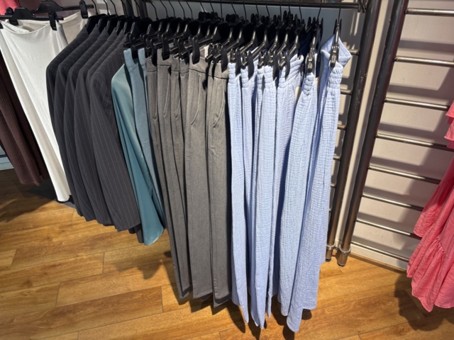 1447169-17 Parti med Dam / Herrkläder från klädbutik