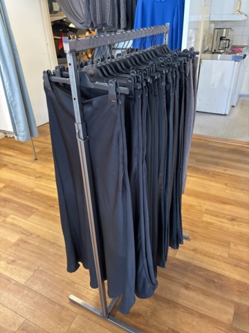1447169-20 Parti med Dam / Herrkläder från klädbutik
