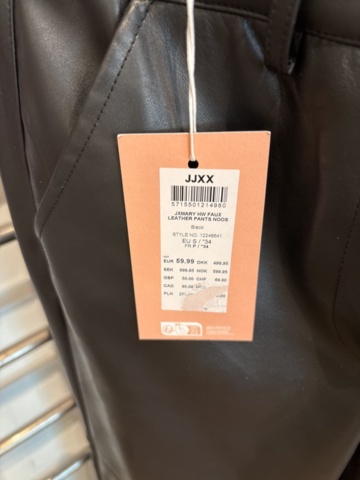 1447169-21 Parti med Dam / Herrkläder från klädbutik