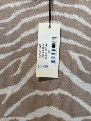 1447169-22 Parti med Dam / Herrkläder från klädbutik
