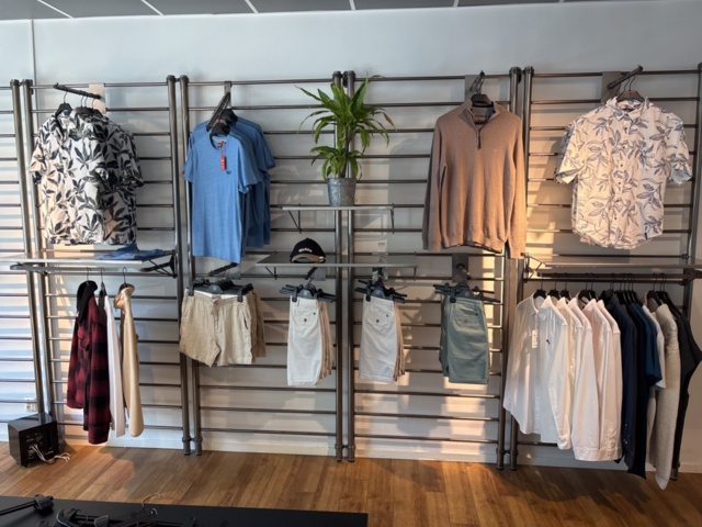 1447169-27 Parti med Dam / Herrkläder från klädbutik