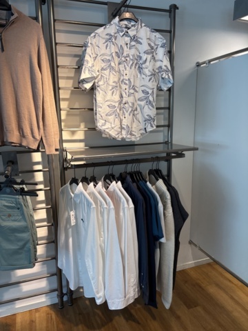 1447169-28 Parti med Dam / Herrkläder från klädbutik