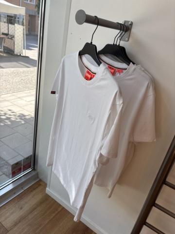 1447169-30 Parti med Dam / Herrkläder från klädbutik