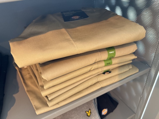1447169-31 Parti med Dam / Herrkläder från klädbutik