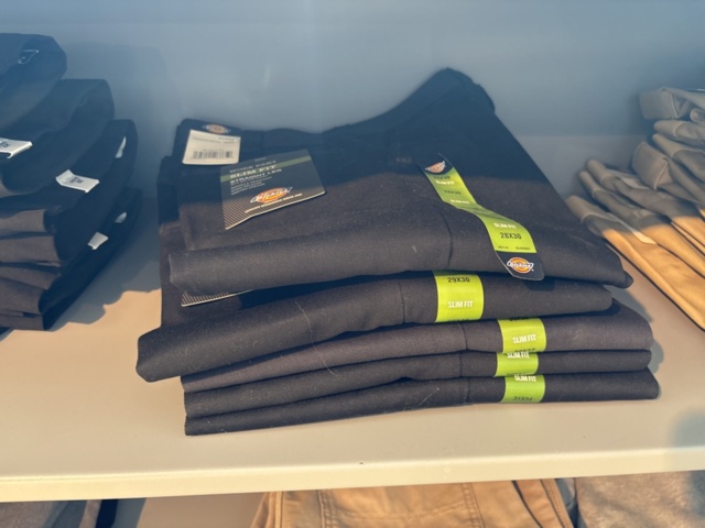1447169-33 Parti med Dam / Herrkläder från klädbutik