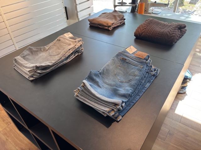 1447169-37 Parti med Dam / Herrkläder från klädbutik
