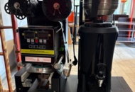 1535514 Muggförslutningsmaskin och kaffebryggare med dryckesdispenser - Zhengxi  / Coffee Queen