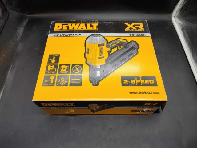 1540968-2 Spikpistol - DeWalt, 18V XR, kolborstfri motor, batteri Medföljer ej