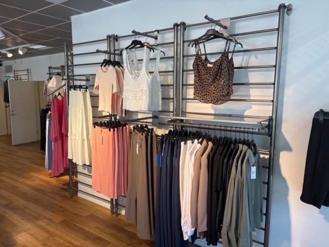 1447171-1 Butiksinredning från klädbutik