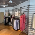 1447171-2 Butiksinredning från klädbutik
