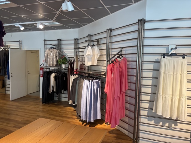 1447171-2 Butiksinredning från klädbutik